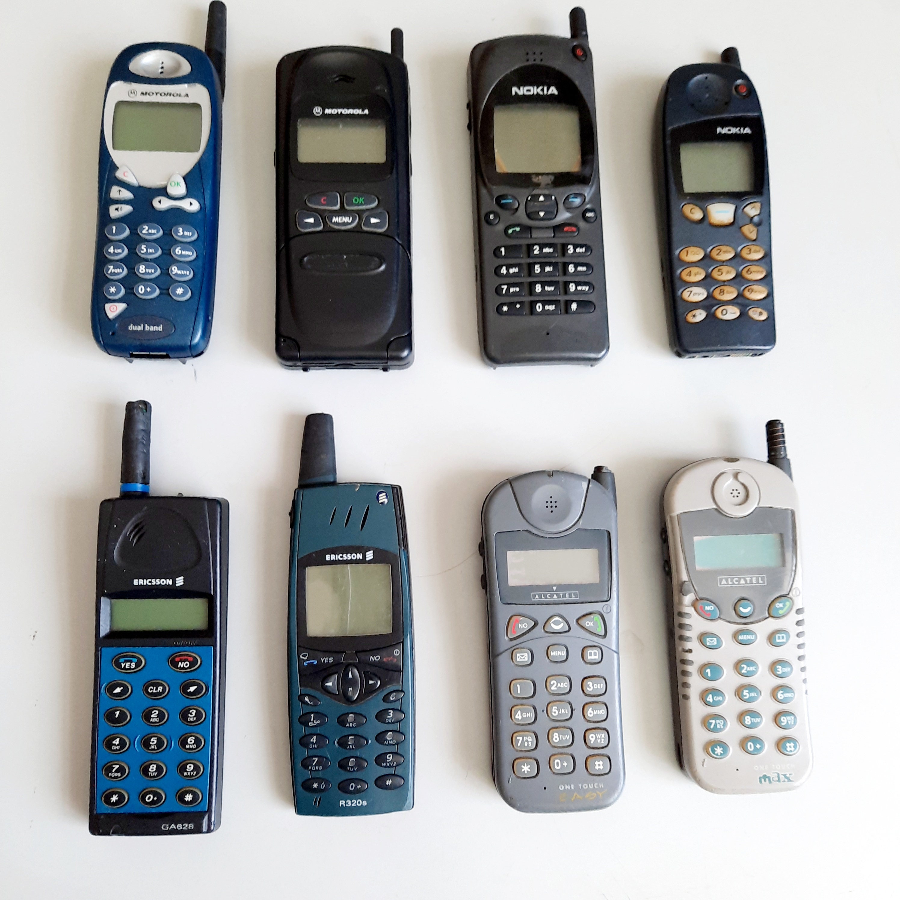 8 téléphones portables vintage Ericsson, Motorola, Alcatel