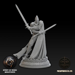 Puede incluir: Una miniatura de resina gris de un caballero con armadura completa, que lleva una capa larga y fluida y sostiene dos espadas en posición de combate. La figura se alza sobre una base circular con textura de piedra. Texto: Spirit of Resin Miniatures y Order & Chaos Vol 2.