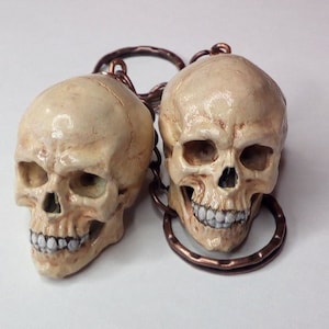 1 llavero/cadena con calavera realista