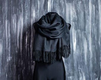 Grote zwarte unisex sjaal gemaakt van natuurlijk Stonewashed linnen dat voldoet aan de OEKO-TEX-norm.
