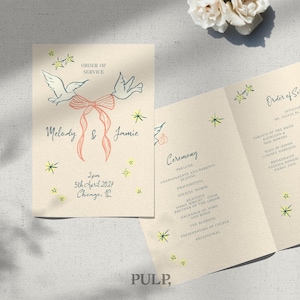 Könnte beinhalten: Hochzeitsprogramm mit weichem beigen Hintergrund. Die Titelseite zeigt zwei Tauben, eine korallenfarbene Schleife und die Namen "Melody & Jamie". Das Programm enthält die Reihenfolge des Gottesdienstes, Zeremoniedetails und das Datum.