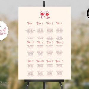 Puede incluir: Un plano de asientos de boda imprimible con fondo crema y texto rojo. El gráfico está titulado "&" y presenta dos copas de vino con vino tinto. El gráfico enumera las mesas del 1 al 12 con los nombres de los invitados.