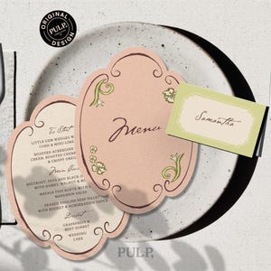 Może przedstawiać: Ustawienie stołu z talerzem, kartami menu i sztućcami. Karty menu są w kolorze brzoskwiniowym z kwiatowymi akcentami i napisem "Menu". Obecna jest również karta z imieniem "Samantha". Idealne na wesele lub specjalne wydarzenie.