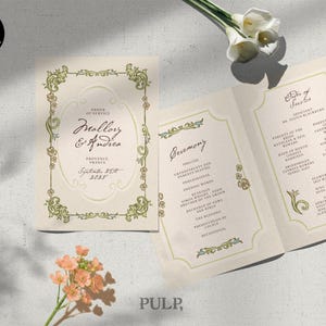Peut inclure: Un programme de mariage couleur crème avec une bordure ornementale verte et du texte en écriture noire. La couverture indique Mallory & Andrea, Provence, France, 25 septembre 2028. Les panneaux intérieurs détaillent la cérémonie et le déroulement.