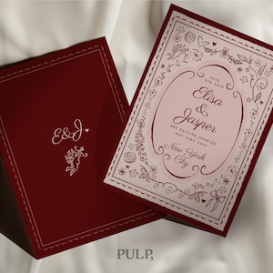 Może przedstawiać: Bordowe zaproszenia ślubne z białym tekstem i ilustracjami. Jedno zaproszenie wyświetla "Elisa & Jasper" i szczegóły ślubu. Drugie zawiera inicjały "E&J" i ilustrację Kupidyna. Zaproszenia są obramowane ozdobną obwódką.