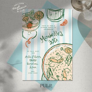 Könnte beinhalten: Handgezeichnete Einladung zum 30. Geburtstag von Mirabelle mit Illustrationen von Cocktails und Paella. Die Einladung hat einen hellblau-weiß gestreiften Hintergrund mit dem Text "Feiern Sie mit uns eine Dinnerparty".