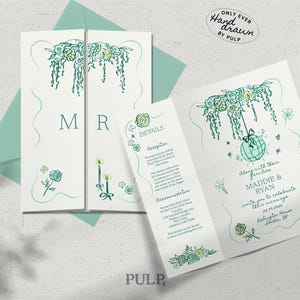 Puede incluir: Conjunto de invitaciones de boda en color verde azulado y blanco con un diseño dibujado a mano. El conjunto incluye una invitación plegable, una tarjeta de detalles y una tarjeta de cronograma. Elementos florales y decorativos.