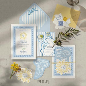 Op de afbeelding: Een trouwbriefpapierset met een Grieks thema, bestaande uit kaarten, enveloppen en een antwoordkaart in blauw en geel. Het ontwerp bevat zonne-illustraties, olijftakken en de namen "Christina & Georgios". De briefpapier is voor een bruiloft in Kreta, Griekenland.