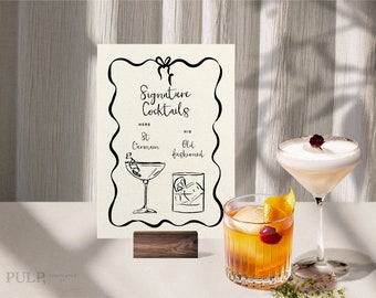 Könnte beinhalten: Ein druckbares Schild mit einer Schwarzweißillustration von zwei Cocktails. Das Schild lautet "Signature Cocktails" mit "Hers" und "His" über den Illustrationen. Der Text unter den Illustrationen lautet "St. Germain" und "Old Fashioned".
