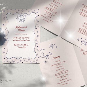 Puede incluir: Un programa de ceremonia de boda con fondo rosa e ilustraciones azules y blancas de estrellas y lunas. El programa incluye el orden del servicio, los nombres de la novia y el novio, y la fecha y el lugar de la boda.