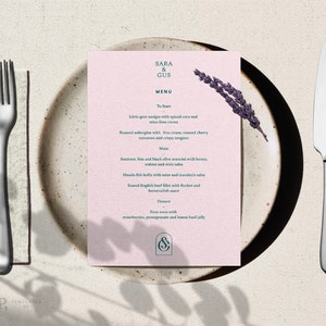 Peut inclure: Une carte de menu rose avec une bordure vert sarcelle et le texte "SARA & GUS MENU" en haut. Le menu propose un repas en trois services avec les titres "To Start", "Main" et "Dessert".