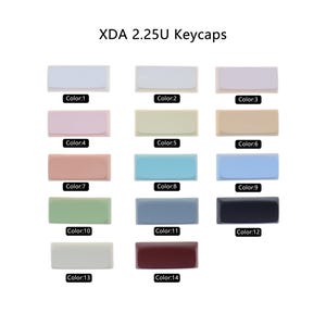 Puede incluir: Un conjunto de 14 teclas XDA 2.25U en varios colores, incluyendo blanco, rosa, beige, azul claro, verde, gris, negro y rojo.