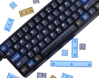 Pode incluir: Um teclado mecânico preto com teclas brancas e uma variedade de teclas de substituição coloridas espalhadas. O teclado tem um layout compacto com uma mistura de teclas padrão e personalizadas.