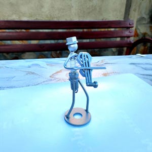 Metalowa rzeźba skrzypka - prezent dla miłośnika jazzu, figurka artystyczna ze złomu, sztuka muzyczna z altówką, metalowa figurka świecy zapłonowej - pomysł na prezent dla muzyka
