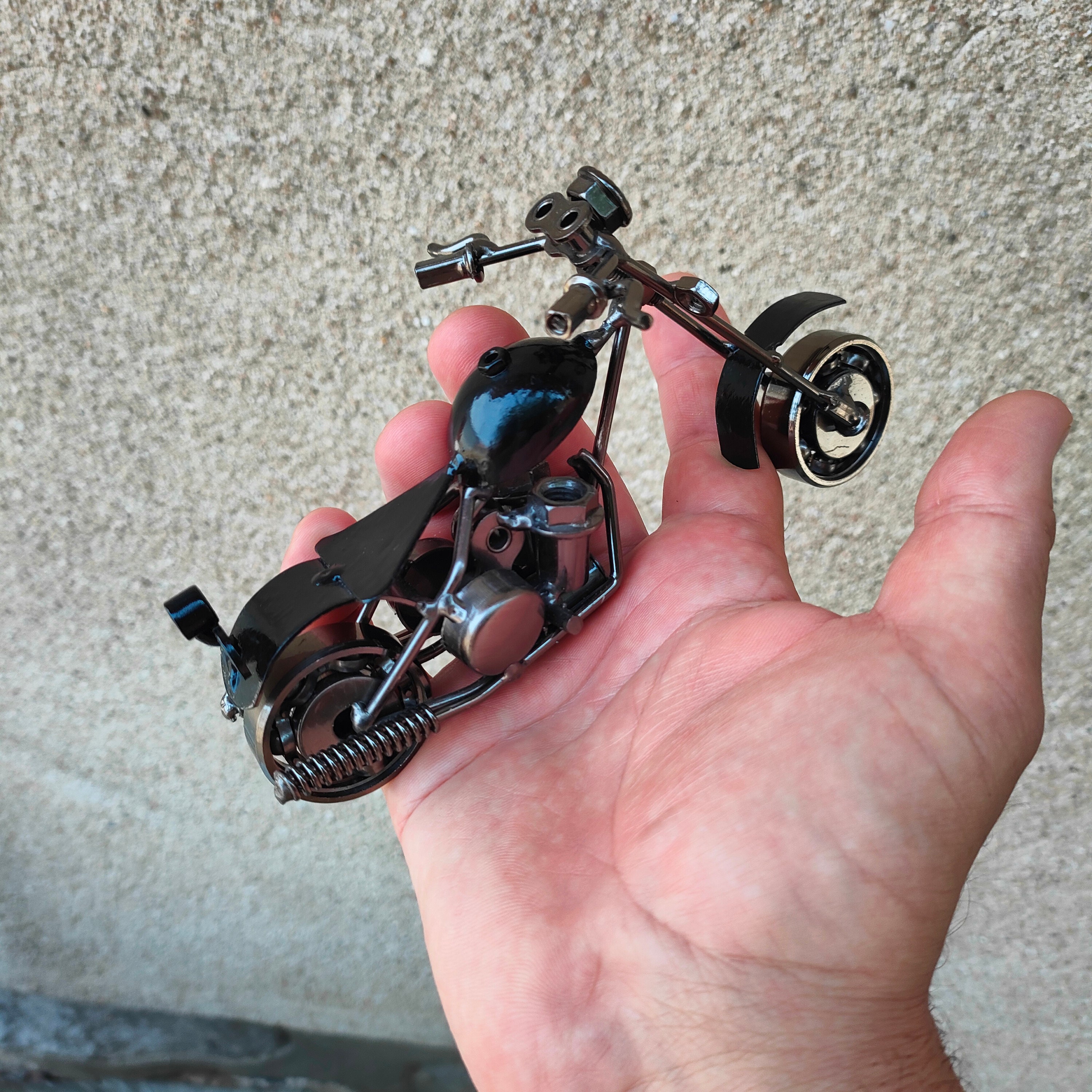 スクラップバイクの金属彫刻 - ボルトとナットのチョッパー