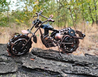 Escultura de metal Dirtbike- Regalo amante de la moto- Arte de chatarra- Idea de regalo de corredor de motos- Arte de soldadura de motos- Arte de tuercas y pernos