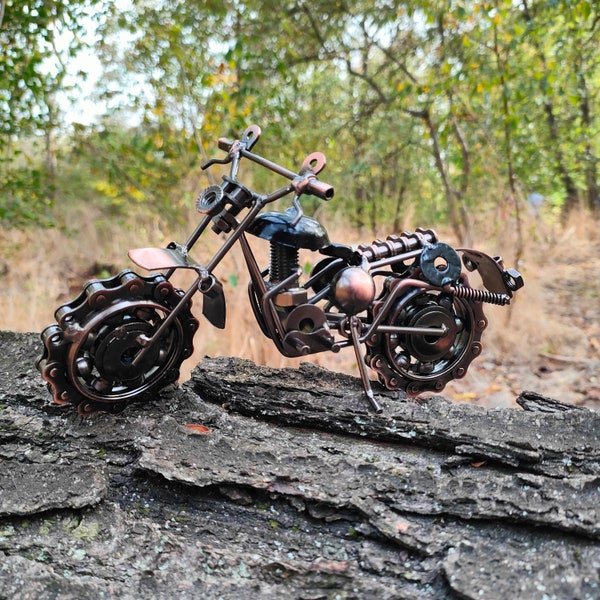 Scultura in metallo Dirtbike - Regalo per gli amanti della motocicletta - Arte di scarto metallico - Idea regalo per motociclista - Arte di saldatura per motociclette - Arte di dadi e bulloni