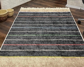 Zwart gestreept vloerkleed, kleurrijke lijnen, handgemaakt katoenen tapijt met kwastjes