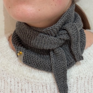 Handknit Sophie scarf, Small neck scarf, Merino wool scarf, Knitted neck scarf, Handmade gift, Small Neckerchief, 100% merino wool