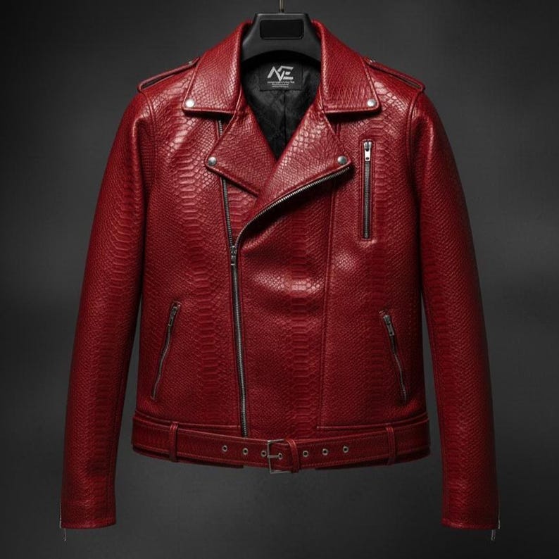 Może przedstawiać: Czerwona sk&oacute;rzana kurtka o fakturze sk&oacute;ry węża. Kurtka w stylu motocyklowym ma asymetryczny zamek błyskawiczny, kołnierz z klapami i pasek w talii. Posiada dwie kieszenie zapinane na zamek i małą kieszeń na piersi.