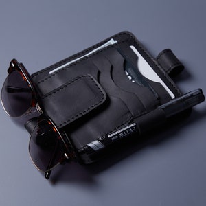 Organizador versátil para el automóvil para artículos esenciales de uso diario, soporte para documentos para el automóvil con soporte para anteojos, organizador de visera de cuero para el automóvil, billeteras para el automóvil