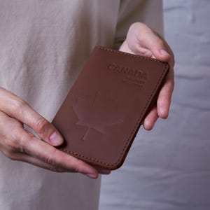 カナダ産メープルリーフのパーソナライズされたレザーIDカバー | カスタムレザーカードホルダー | 女性用レザーパスポートウォレット | クリスマスギフト