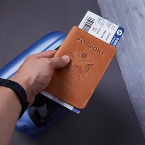 Cartera de cuero personalizada para pasaporte para viajar / Funda de cuero vintage para identificación con emblema del gobierno de EE. UU. para papá / Regalo del Día del Padre / Stock de EE. UU.
