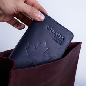 Tarjetero de cuero azul con relieve de hoja de arce canadiense / Billetera personalizada para viajar / Regalo de regreso a clases / Stock en EE. UU.