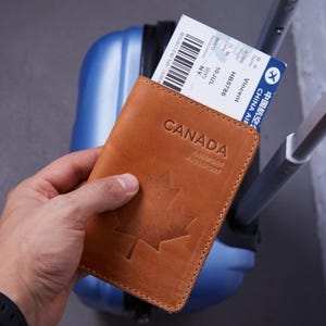 Cartera minimalista con relieve de hoja de arce / Funda de pasaporte personalizada con tarjetero / Accesorios de viaje para él y para ella / Stock en EE. UU.