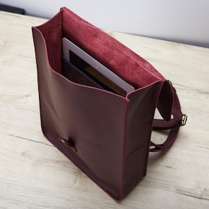 Mochila de couro personalizada: Mochila fina para laptop, ideal para MacBook de 13 a 15 polegadas. Um presente atemporal.