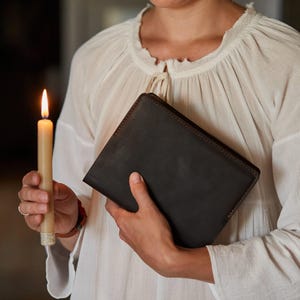 Couverture de livre esthétique en cuir pour la Bible avec gaufrage en croix | Étui pour bible en cuir marron avec monogramme | Cadeaux chrétiens en cuir pour papa
