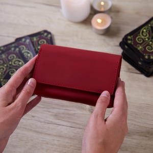 Étui personnalisé pour cartes de tarot | Porte-cartes de tarot en cuir avec gravure | Outils de divination de boîte de jeu de tarot rouge | Cadeaux pour maman