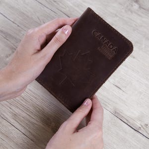 旅行用のカスタムレザーカードホルダー | カナダのメープルリーフ付きヴィンテージレザーIDカバー | レザーパスポートカバー | クリスマスギフト
