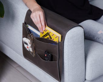 Personalisierter Leder Sofa Armlehnen Organizer. Controller Halter aus grauem Leder für Sofa Armlehne. Individuelle Wohnzimmer Dekoration. Einweihungsparty Geschenke