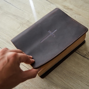 Copertina della Bibbia in pelle personalizzata per lei / Copertina della Bibbia in pelle di dimensioni personalizzate per la mamma / Regali in pelle fatti a mano per il nonno / Regali in pelle