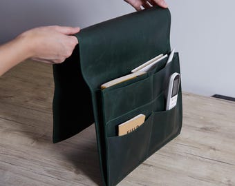Grüne Ledersofa Armlehne Organizer mit Personalisierung | Maßgeschneiderte Ledersofa Armlehne mit Tasche für Bücher, Fernbedienung