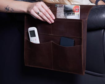 Vintage Braun Sofa Organizer mit Personalisierung. Maßgeschneiderte Leder Sofa Armlehne Halter für Fernbedienung, Bücher, Zeitschriften. Zurück zu Schulgeschenk