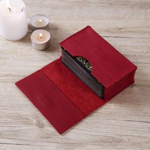 Rode leren tarothoes | Leren kaarthouder voor orakelkaarten | Aangepaste tarotkaarthouder | Leren cadeaus voor haar | Kerstcadeaus