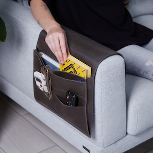 Organizer personalizzato per braccioli di divani in pelle: portatelecomando in stile vintage, regalo di inaugurazione della casa
