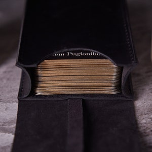 Gepersonaliseerde leren tarotkaarthoes, aangepaste digimon-deckdoos, houder voor tarotkaarten, leren tarothoes, pochette-tarot