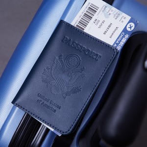 米国政府エンブレム付きブルーレザーパスポートカバー | パーソナライズ可能なミニマリスト名刺ホルダー | 男性へのクリスマスプレゼント