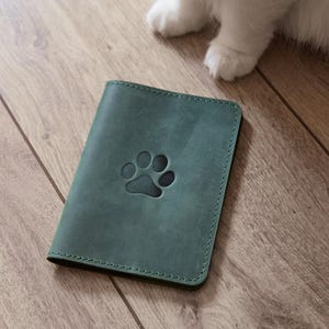 Personalisierter Leder Haustierpasshalter: Crazy Horse Leather Dog & Cat Travel Wallet