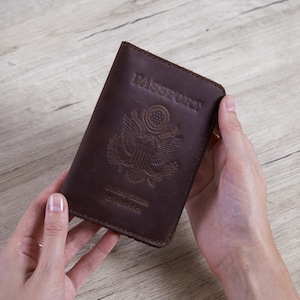 Tarjetero de cuero personalizado para viajar / Funda de cuero vintage para identificación con emblema del gobierno de EE. UU. / Funda de cuero para pasaporte / Regalos de Navidad