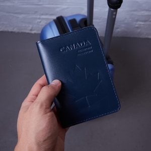 旅行用のカスタムレザーカードホルダー | カナダのメープルリーフ付きブルーレザーIDカバー | レザーパスポートカバー | クリスマスギフト