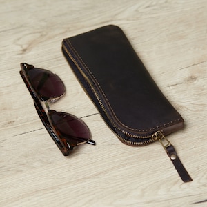 Minimalist leather case for eyeglasses | Men's leather eyeglass holder | Leather glasses case for Her or Him | Small Gift for Her