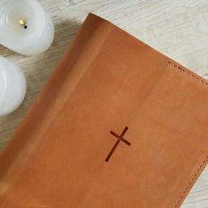 Couverture de la bible en cuir vintage avec croix en relief | Étui à bible en cuir véritable avec poche | Cadeaux chrétiens pour maman | Cadeaux religieux