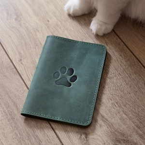 Personligt läderfodral för husdjur – resedokumentfodral för hund och katt, präglat tassavtryck