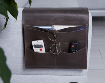 Benutzerdefinierte Leder Sofa Armlehne Organizer | Minimalistischer Leder Sofa Armlehnen Organizer mit Taschen und Brillenhalter | Perfektes Geschenk für Papa