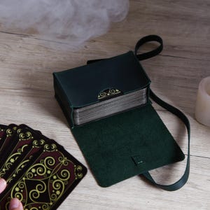 Estuche de tarot de cuero verde / Estuche de tarot de cuero personalizado / Estuche de tarot personalizado para mamá / Herramientas de adivinación para ella / Regalos de cuero