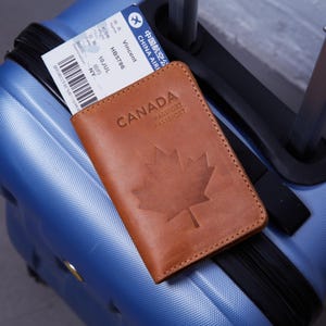 Funda de pasaporte de cuero vintage con relieve de hoja de arce / Tarjetero minimalista con personalización / Regalos de Navidad para él